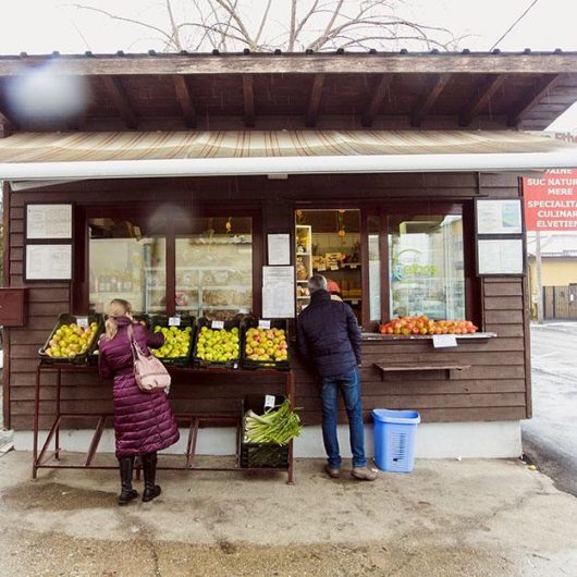 Lebensmittel aus eigener Produktion werden am Kiosk verkauft